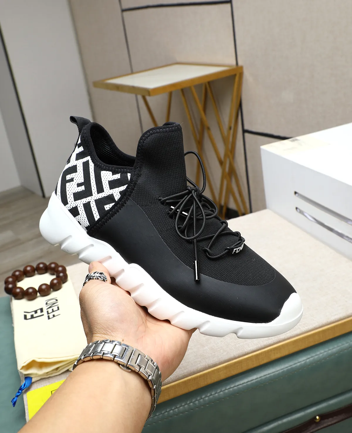 Men's Men's Shoes 💰700 Fendi Fendi's latest Tag series of men's casual mesh sports running shoes, originally purchased and developed, this Tag sports shoe is a one-leg sneaker, made of black high-tech mesh material with gray neoprene details. Oversized FENDI lettering on the side and translucent rubber details. Light and flexible rubber running shoe soles, beautifully packaged at the delivery counter, customized breathable lining, original molded foam rubber outsole, sole thickness: 3.5CM! Size: 39-44 (customized at 38.45.46)